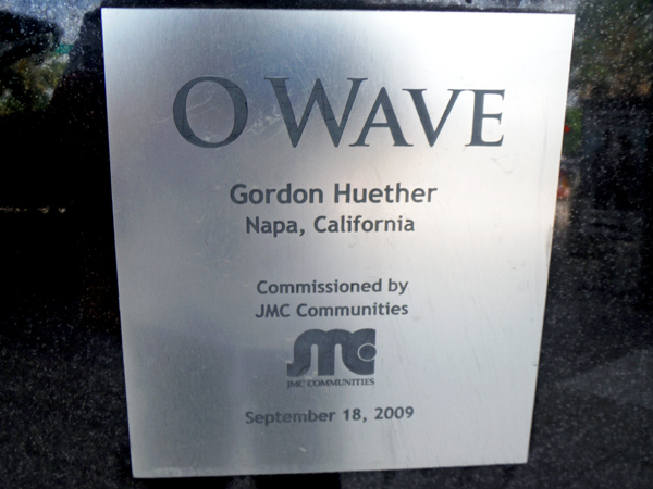 O Wave sculpture sign